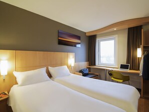 In-room safe, desk, soundproofing, iron/ironing board - ibis Rotterdam Vlaardingen (Vlaardingen)