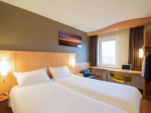 Chambre avec lits jumeaux, 2 lits jumeaux | Coffre-fort, bureau, système d’insonorisation, fer et planche à repasser