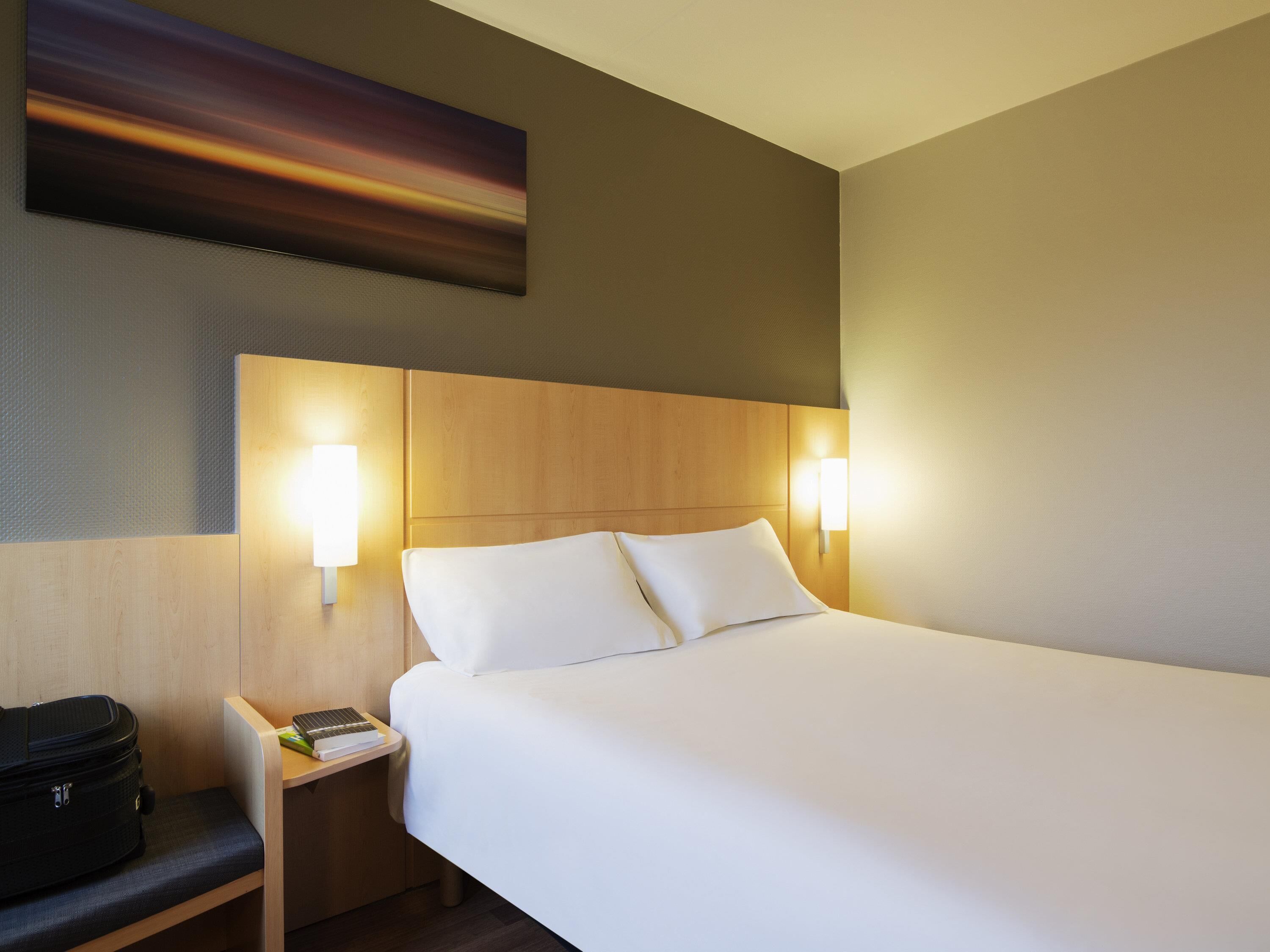 Kamer, 1 tweepersoonsbed | Een kluis op de kamer, een bureau, geluiddichte muren