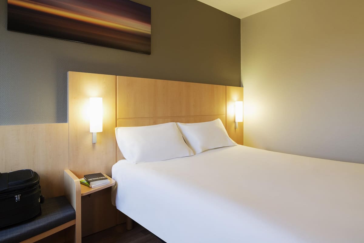 Room, 1 Double Bed | In-room safe, desk, soundproofing, iron/ironing board