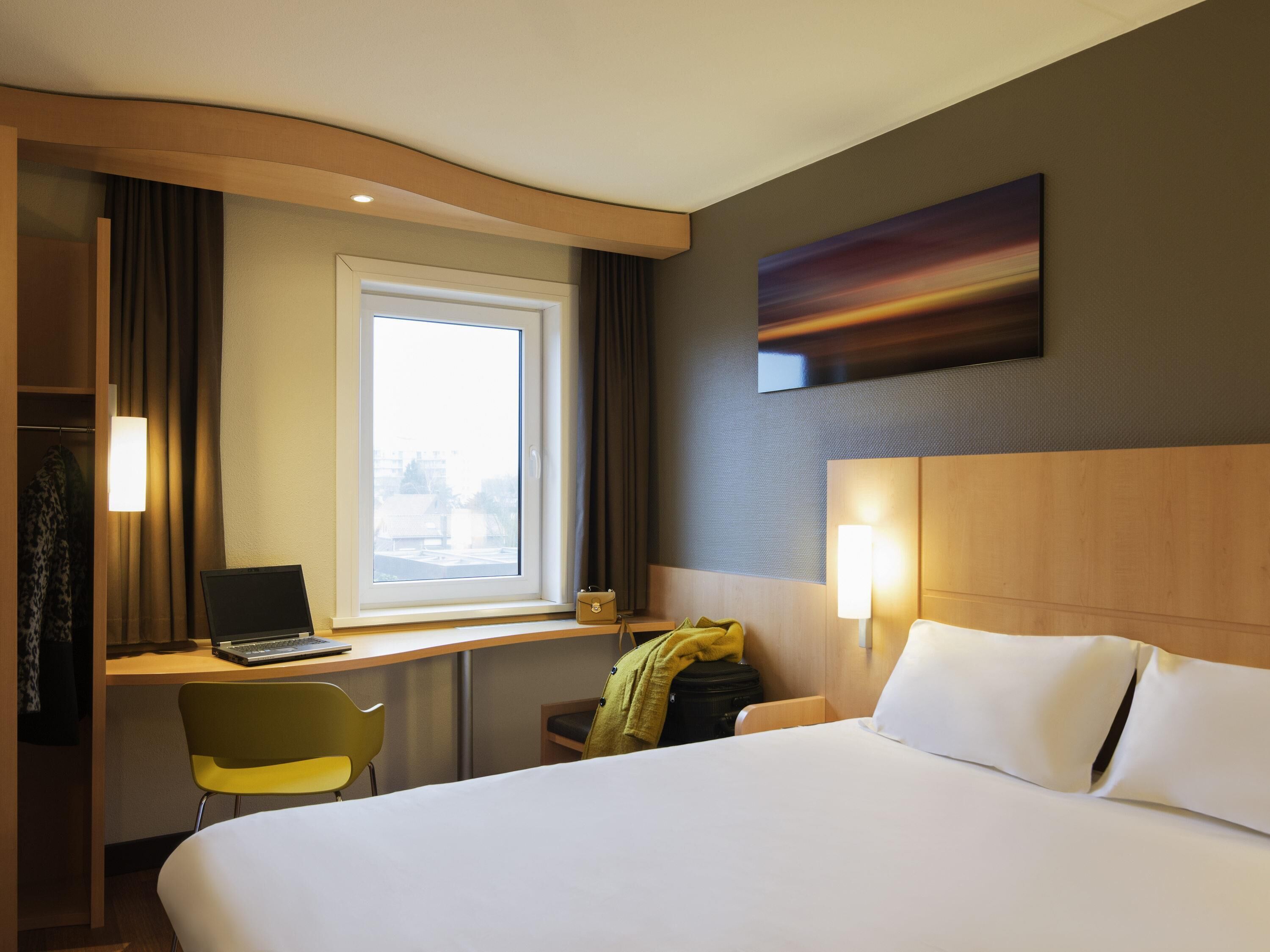 Room, 1 Double Bed | In-room safe, desk, soundproofing, iron/ironing board