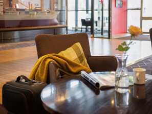 Coffre-fort, bureau, système d’insonorisation, fer et planche à repasser