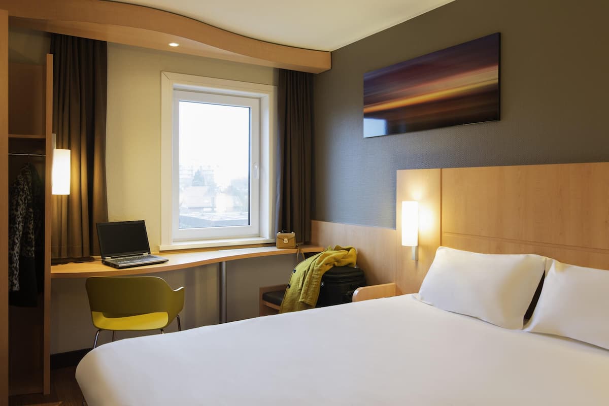 غرفة - سرير مزدوج | خزنة داخل الغرفة ومكتب وتجهيزات عازلة للصوت ومكواة/لوح كي