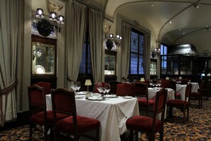 2 restaurantes, se sirven desayunos, comidas, cenas y cocina argentina