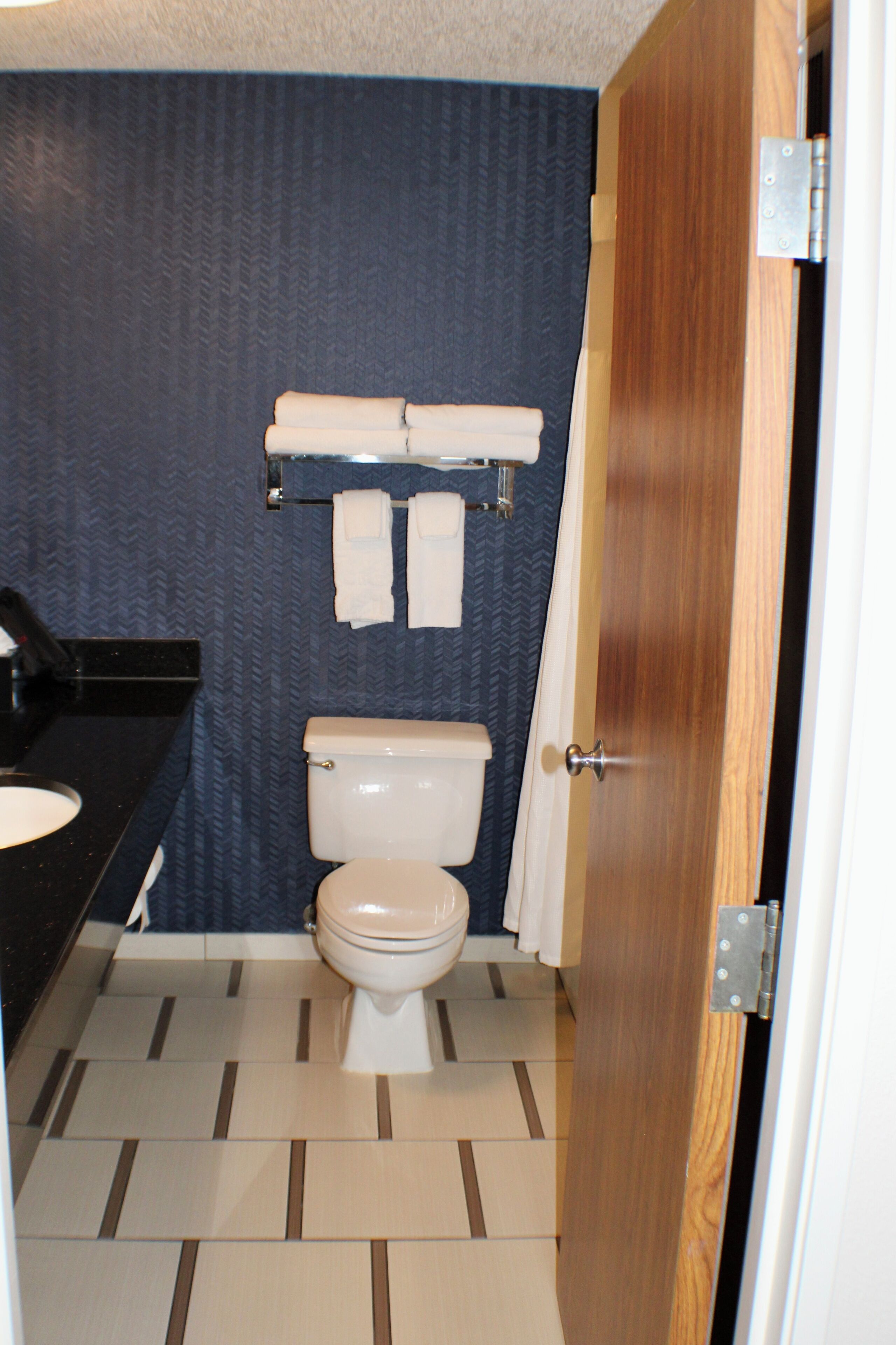 combined shower/bathtub, deep-soaking bathtub, free toiletries