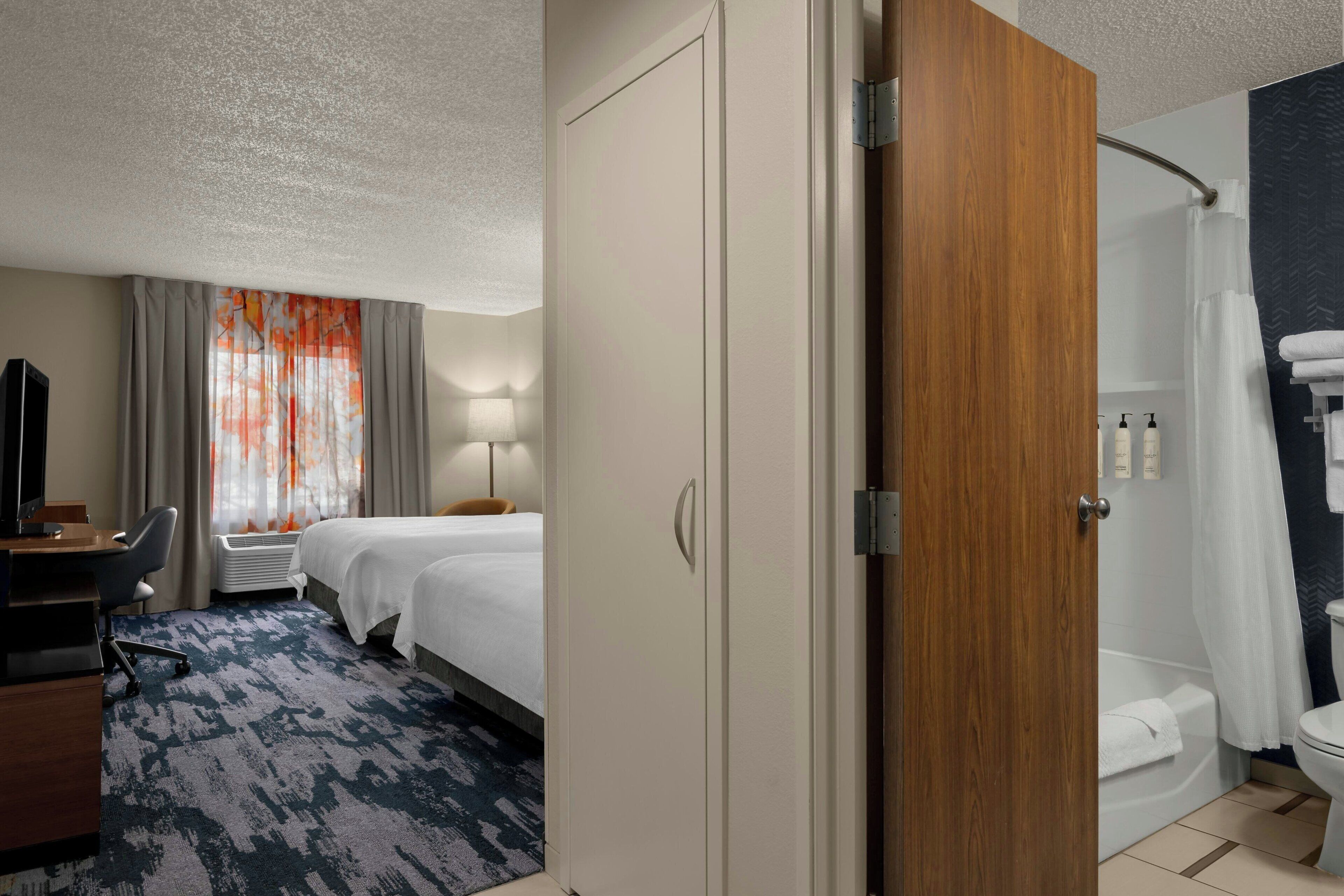 Habitación, 2 camas de matrimonio | Escritorio, cortinas opacas, tabla de planchar con plancha y wifi gratis