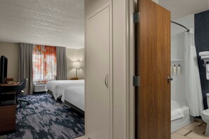 ルーム クイーンベッド 2 台 | デスク、遮光カーテン、アイロン / アイロン台、WiFi (無料)