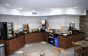 朝食 (ビュッフェ)、毎日提供 (無料)