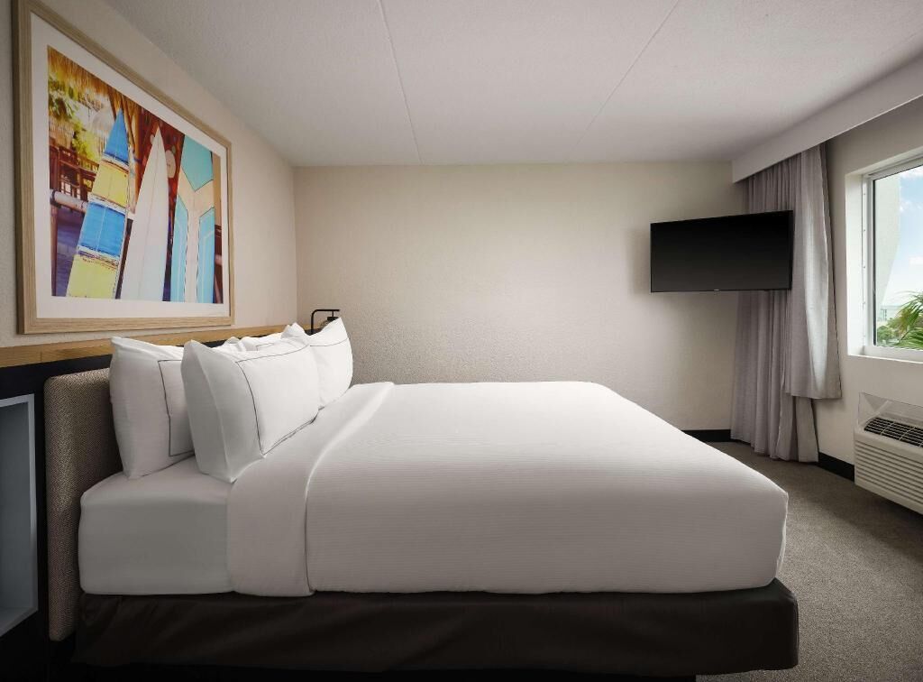 Premium bedding, in-room safe, desk, laptop workspace