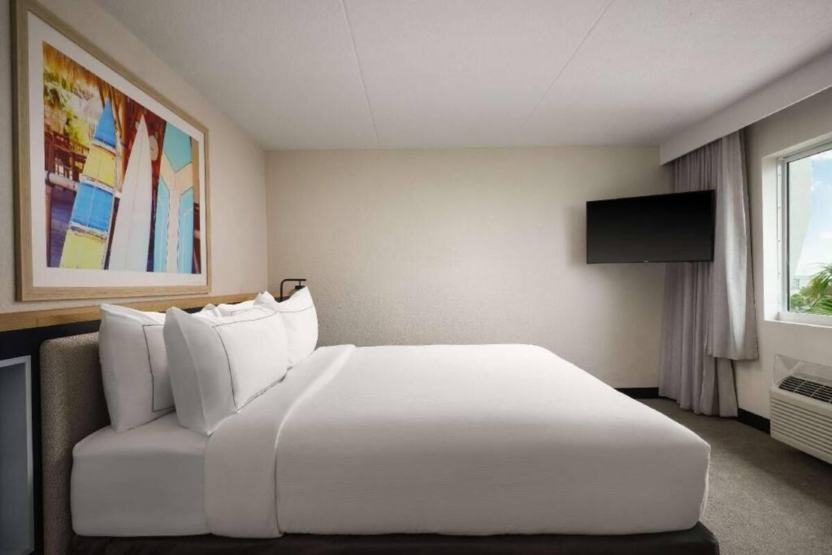 Premium bedding, in-room safe, desk, laptop workspace