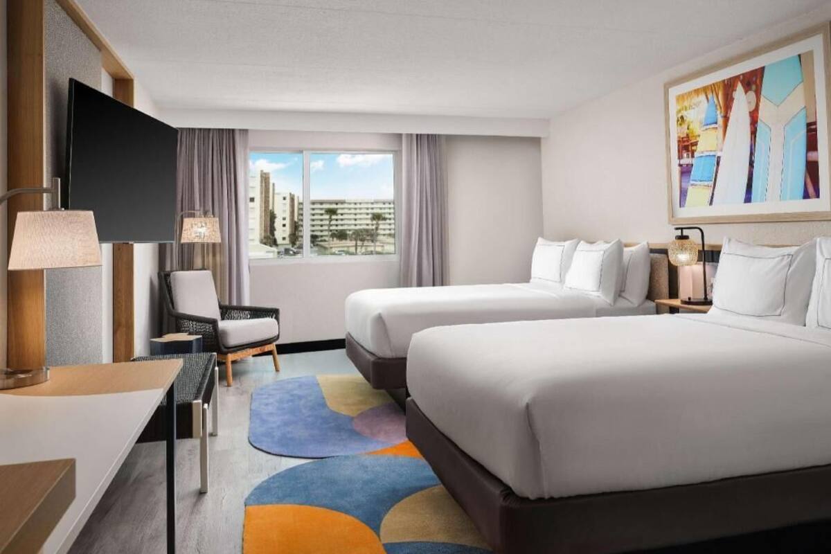 Premium bedding, in-room safe, desk, laptop workspace