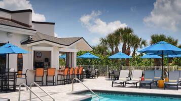 Udendørs pool, åben fra kl. 08.00 til kl. 22.00, parasoller, liggestole