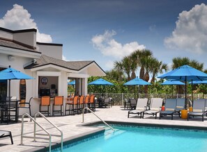 Piscine extérieure, parasols de plage, chaises longues
