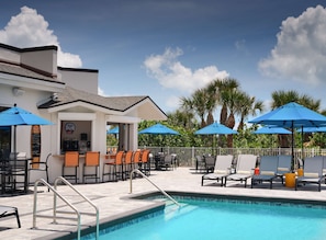 Piscine extérieure, parasols de plage, chaises longues