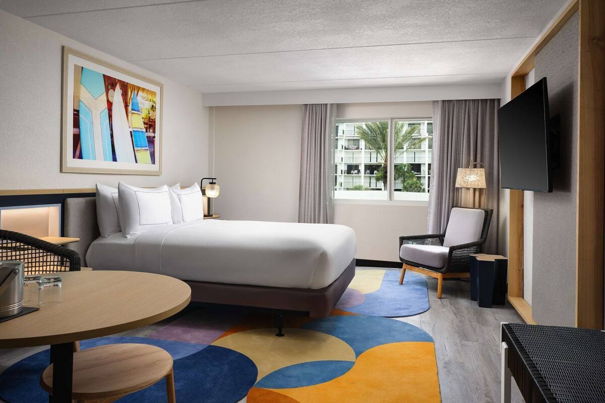 Premium bedding, in-room safe, desk, laptop workspace