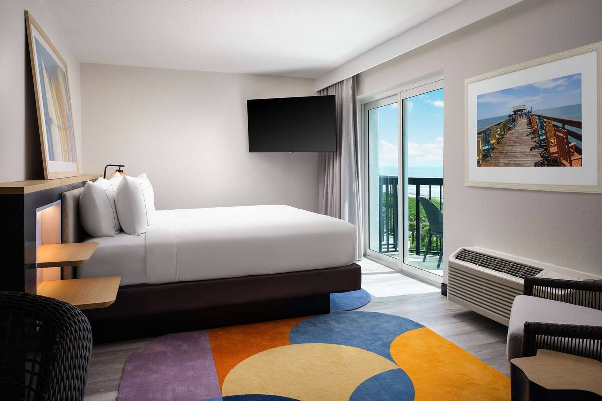 Premium bedding, in-room safe, desk, laptop workspace