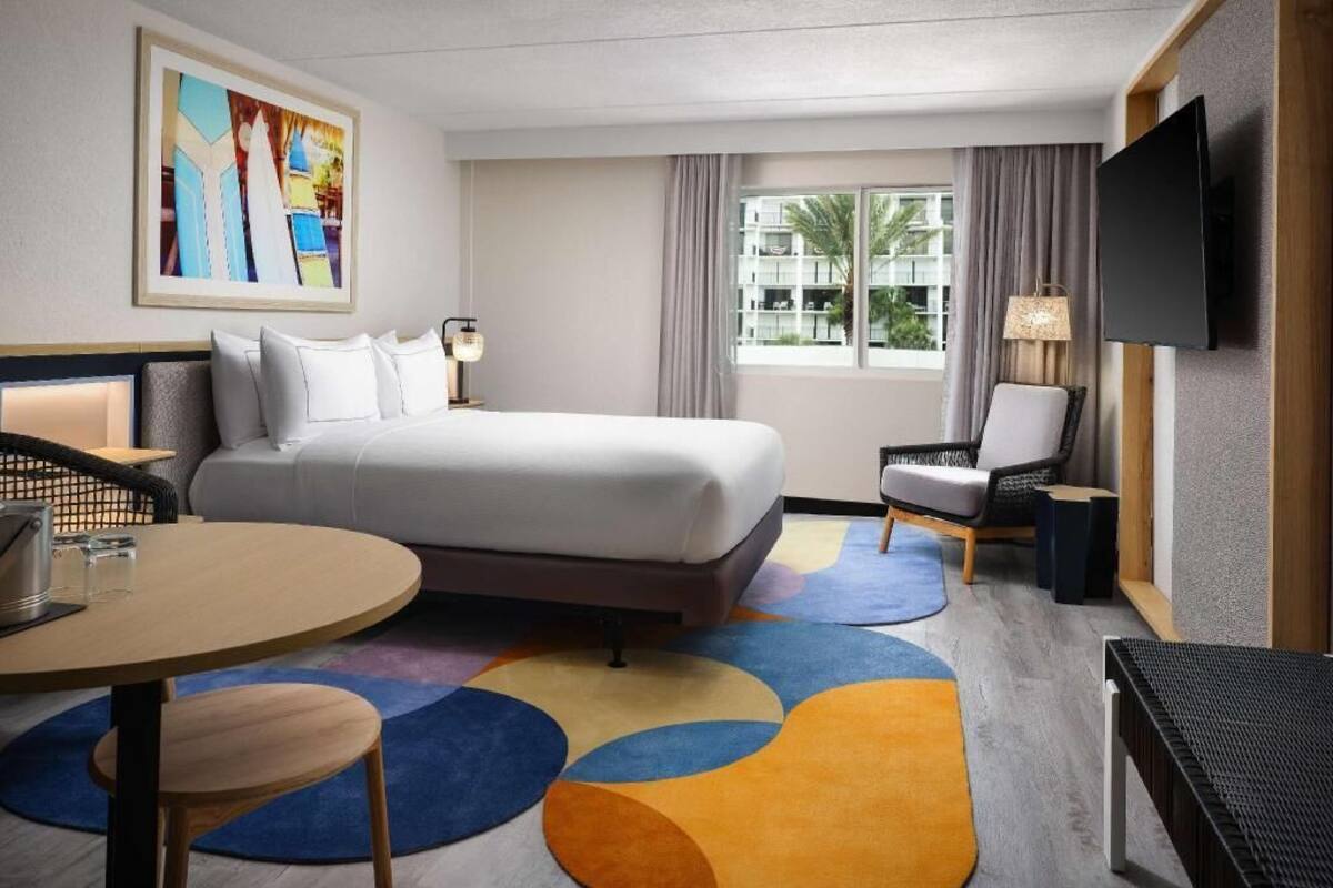 Premium bedding, in-room safe, desk, laptop workspace