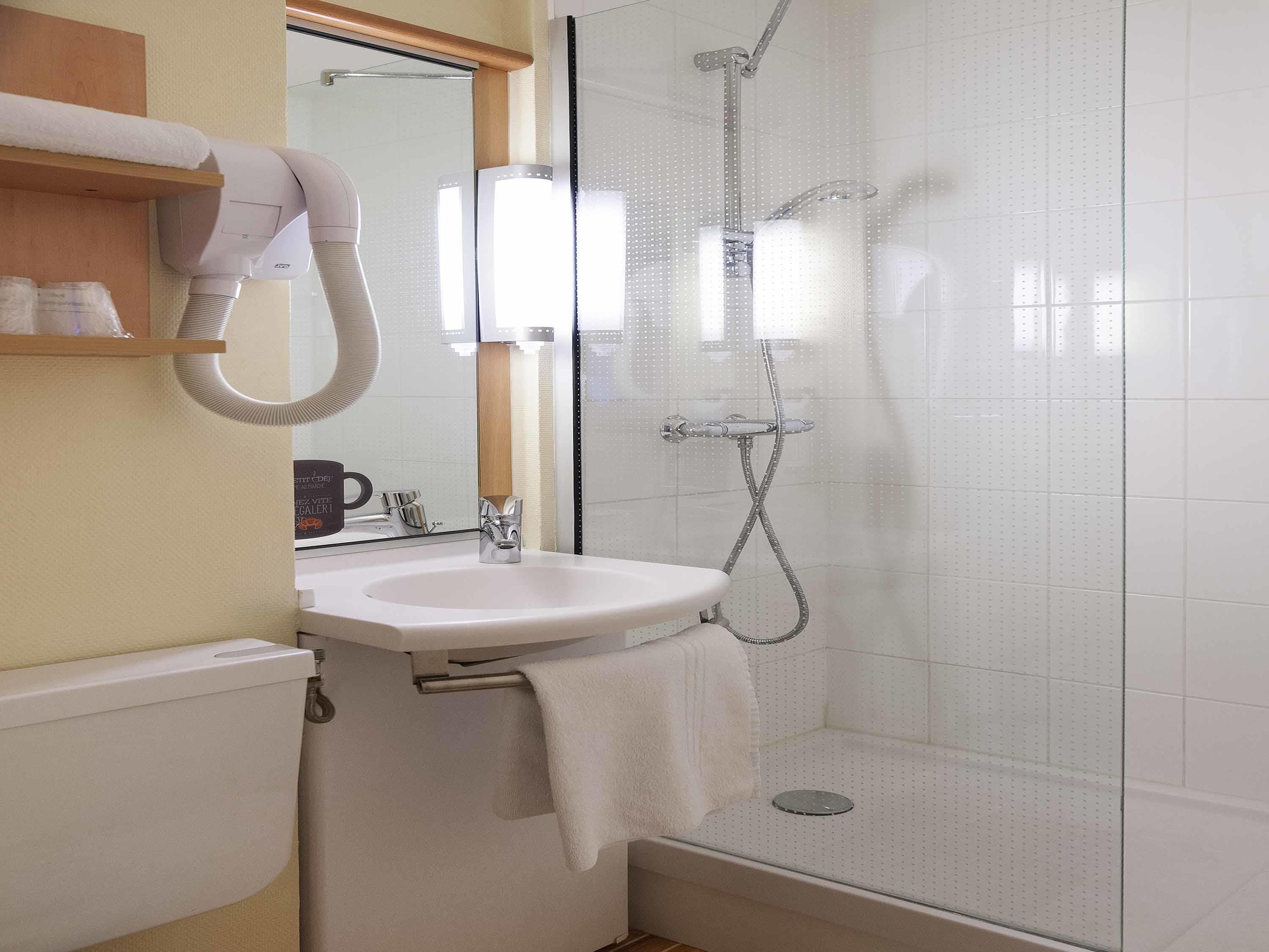 Biancheria da letto di alta qualità, una scrivania, postazione laptop