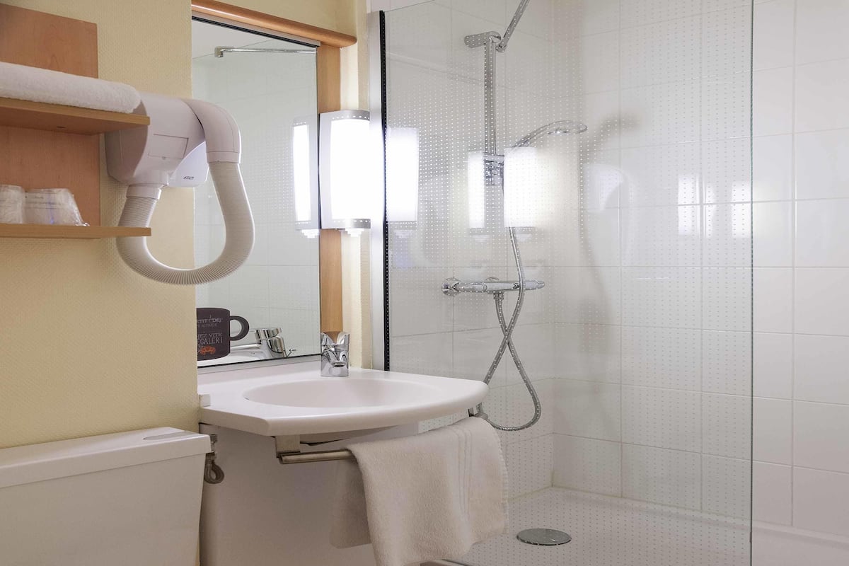 Hochwertige Bettwaren, Schreibtisch, laptopgeeigneter Arbeitsplatz