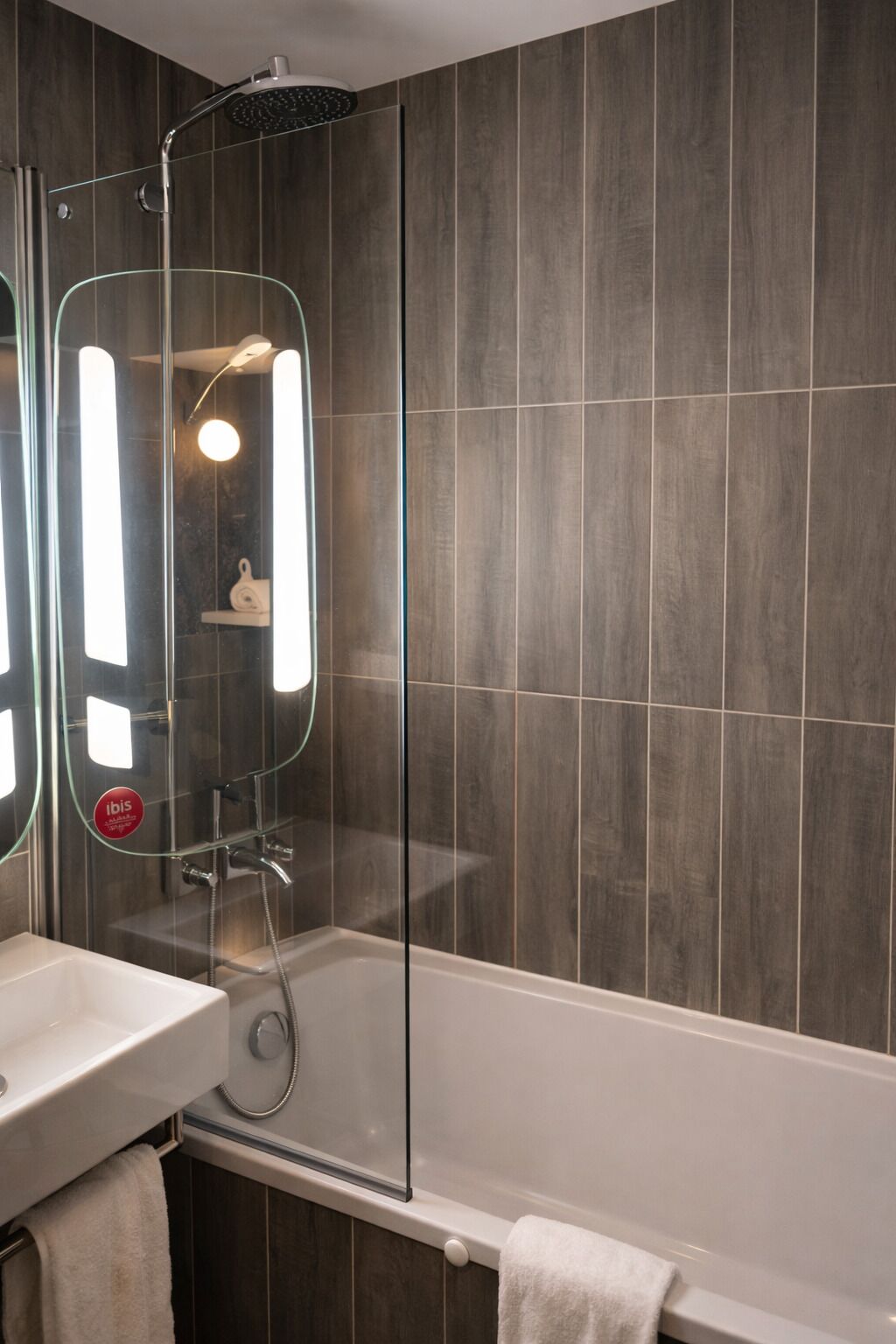 Familiekamer, Meerdere bedden | Badkamer |  milieuvriendelijk toiletgerief, een haardroger, handdoeken