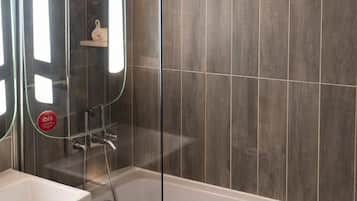 Familiekamer, Meerdere bedden | Badkamer | milieuvriendelijk toiletgerief, een haardroger, handdoeken