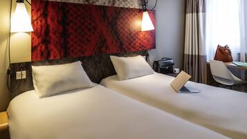 Luxe beddengoed, een bureau, een laptopwerkplek