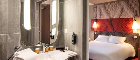 Chambre Triple Supérieure, 1 lit double et 1 canapé-lit | Literie de qualité supérieure, bureau