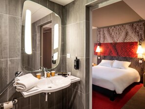 Superior Triple Room, 1 Double Bed with Sofa bed | Bathroom