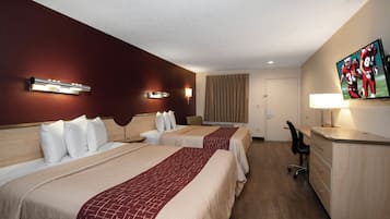 Escritorio, espacio para trabajar con laptop y cortinas blackout