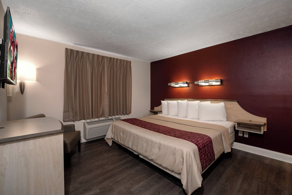 Suite, 1 Queen Bed, Non Smoking | Desk, laptop workspace, blackout curtains, iron/ironing board