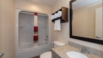 Un baño con bañera, inodoro y lavabo.