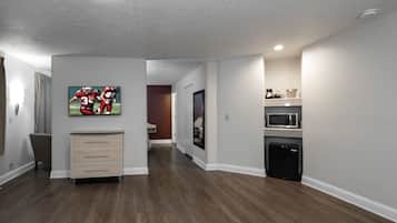 Superior Room, 1 King Bed, Non Smoking (2 Room) | Desk, laptop workspace, blackout curtains, iron/ironing board