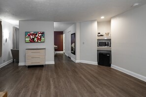 Chambre Supérieure, 1 très grand lit, non-fumeurs (2 Room) | Bureau, espace de travail pour ordinateur portable, rideaux occultants