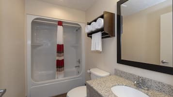 Superior kamer, 1 kingsize bed, niet-roken (2 Room) | Badkamer | Een bad/douchecombinatie, een haardroger, handdoeken