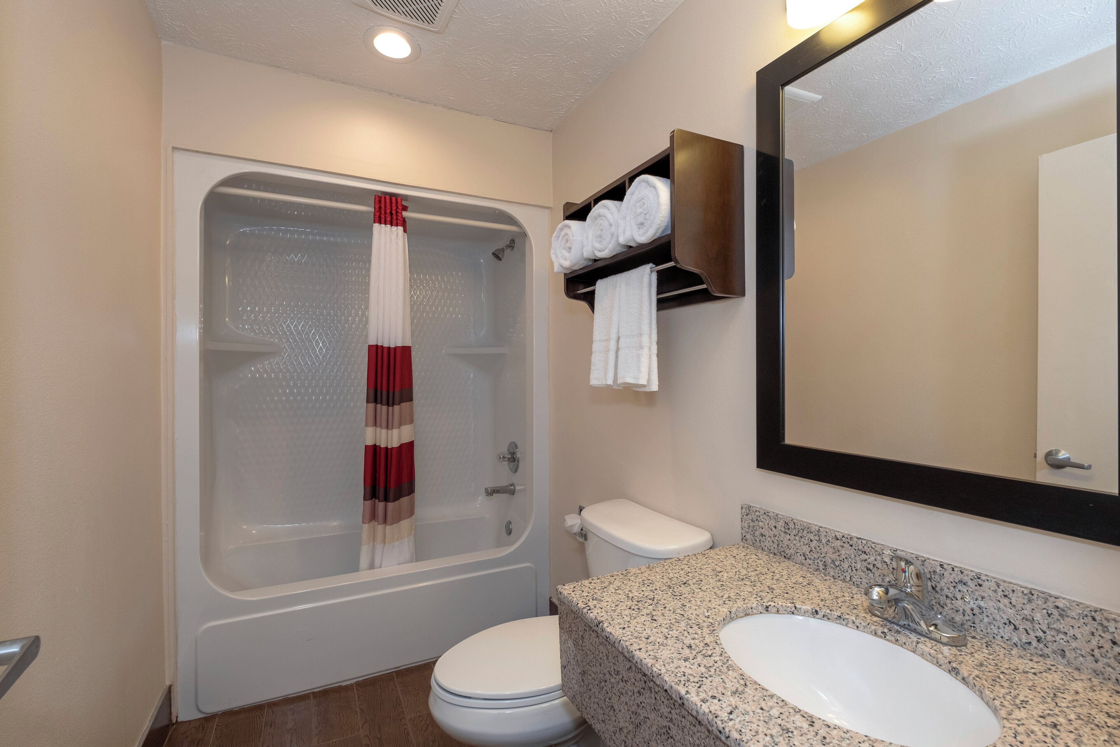 Combined shower/tub, hair dryer, towels