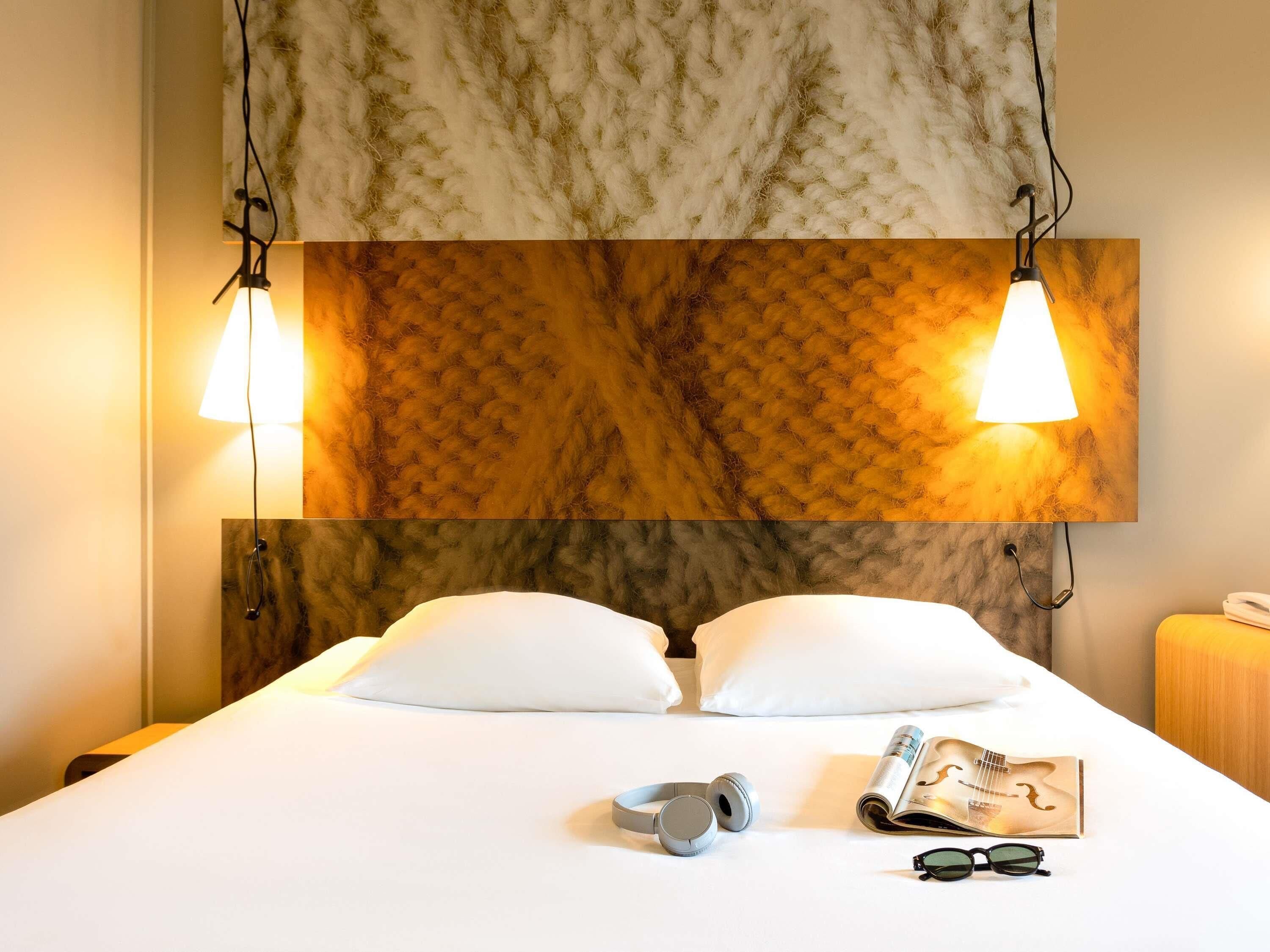 デスク、アイロン / アイロン台、WiFi (無料)、ベッドシーツ