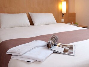 Double Room, 1 Double Bed | 1 bedroom, in-room safe, desk, iron/ironing board