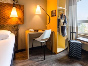 Escritorio, tabla de planchar con plancha, wifi gratis y ropa de cama 
