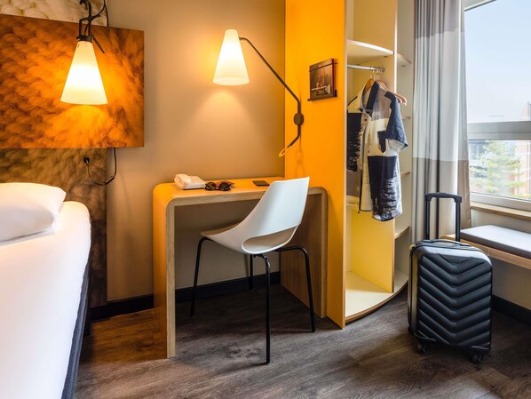 Escritorio, tabla de planchar con plancha, wifi gratis y ropa de cama 