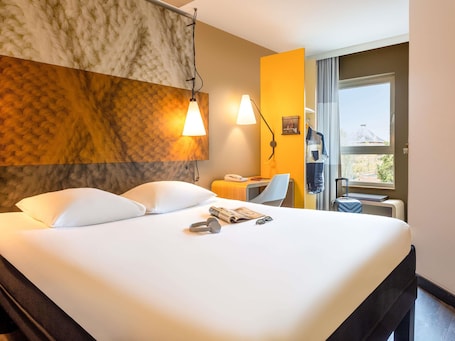 Escritorio, tabla de planchar con plancha, wifi gratis y ropa de cama . ibis Leuven Centrum