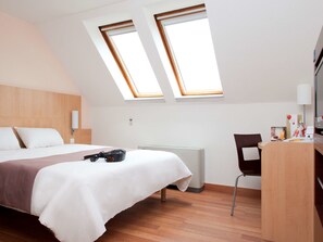 Habitación, 2 camas individuales | Caja fuerte, escritorio, tabla de planchar con plancha y wifi gratis