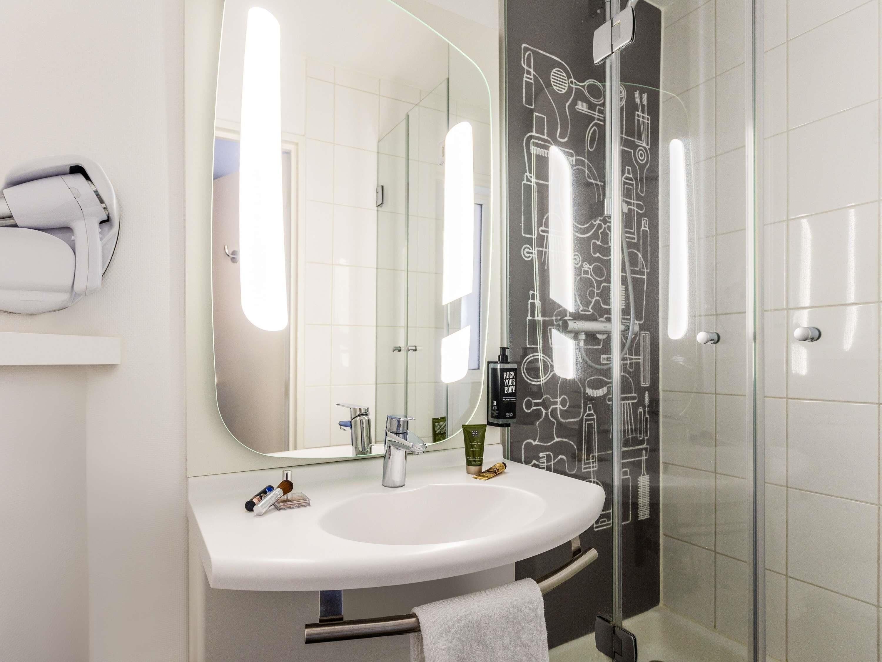Een douche,  milieuvriendelijk toiletgerief, een haardroger, handdoeken