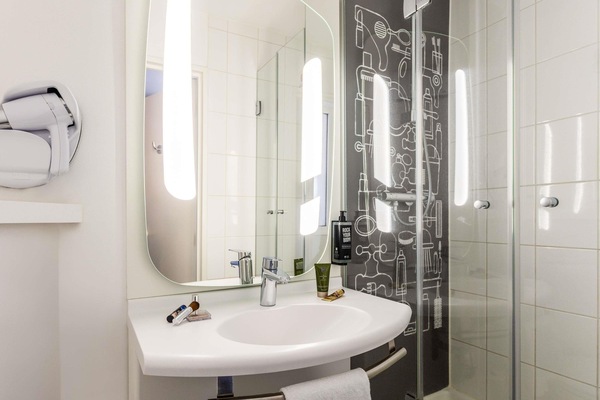 Een douche, milieuvriendelijke toiletartikelen, een haardroger