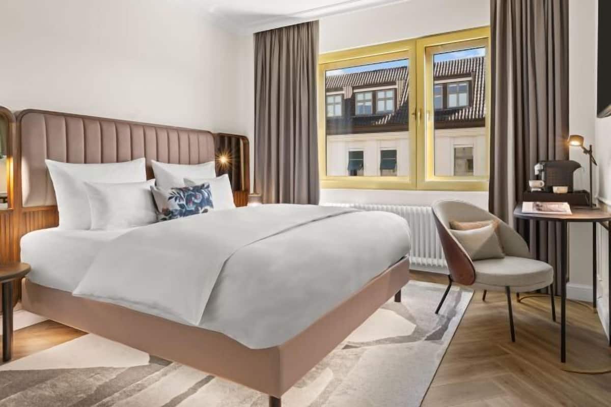 Hypo-allergenic bedding, in-room safe, desk, laptop workspace