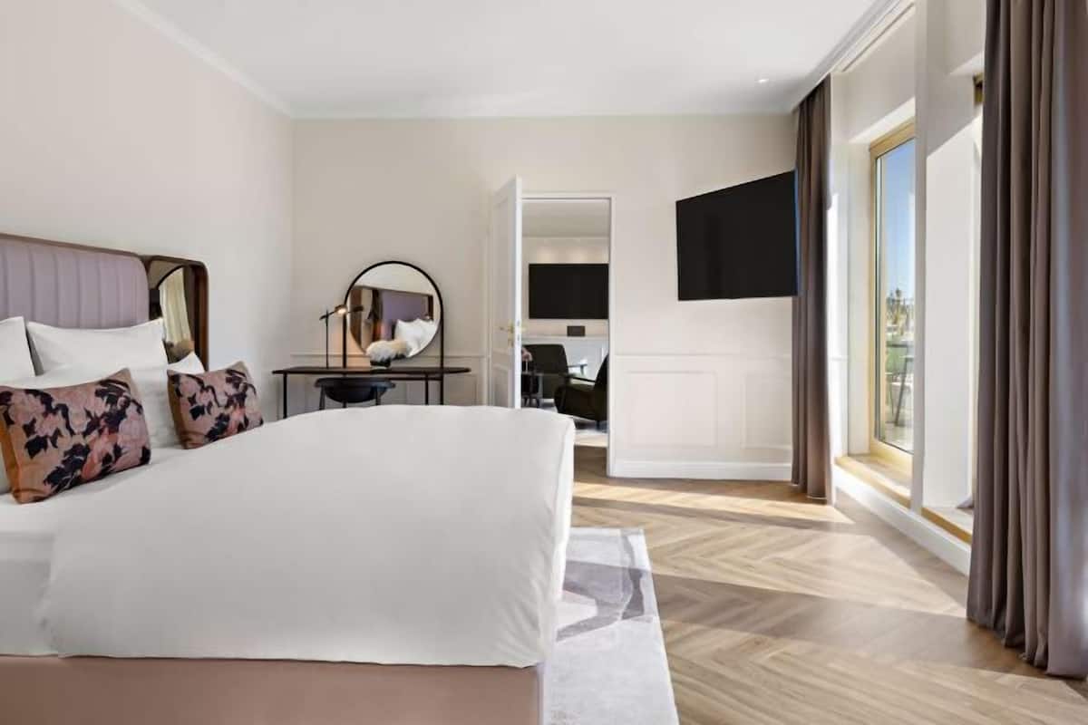 Hypo-allergenic bedding, in-room safe, desk, laptop workspace