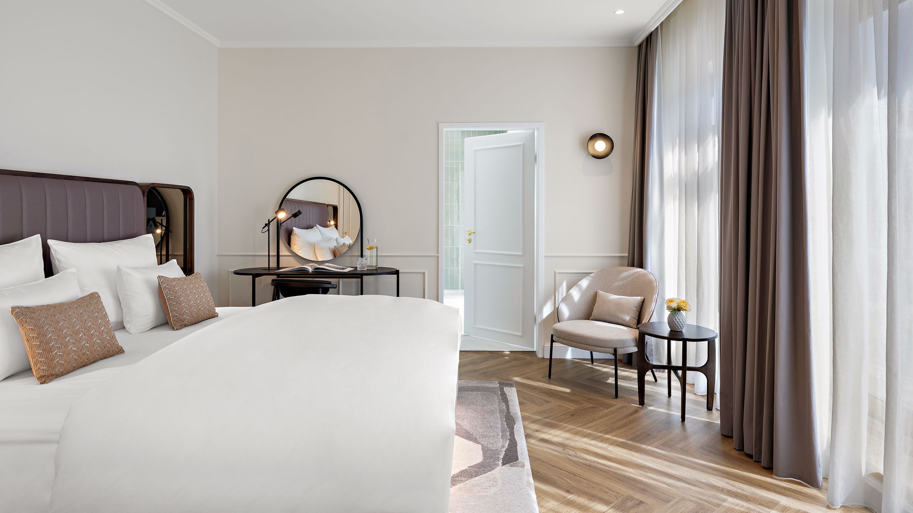 Suite, 1 soverom | Allergitestet sengetøy, safe på rommet og skrivebord