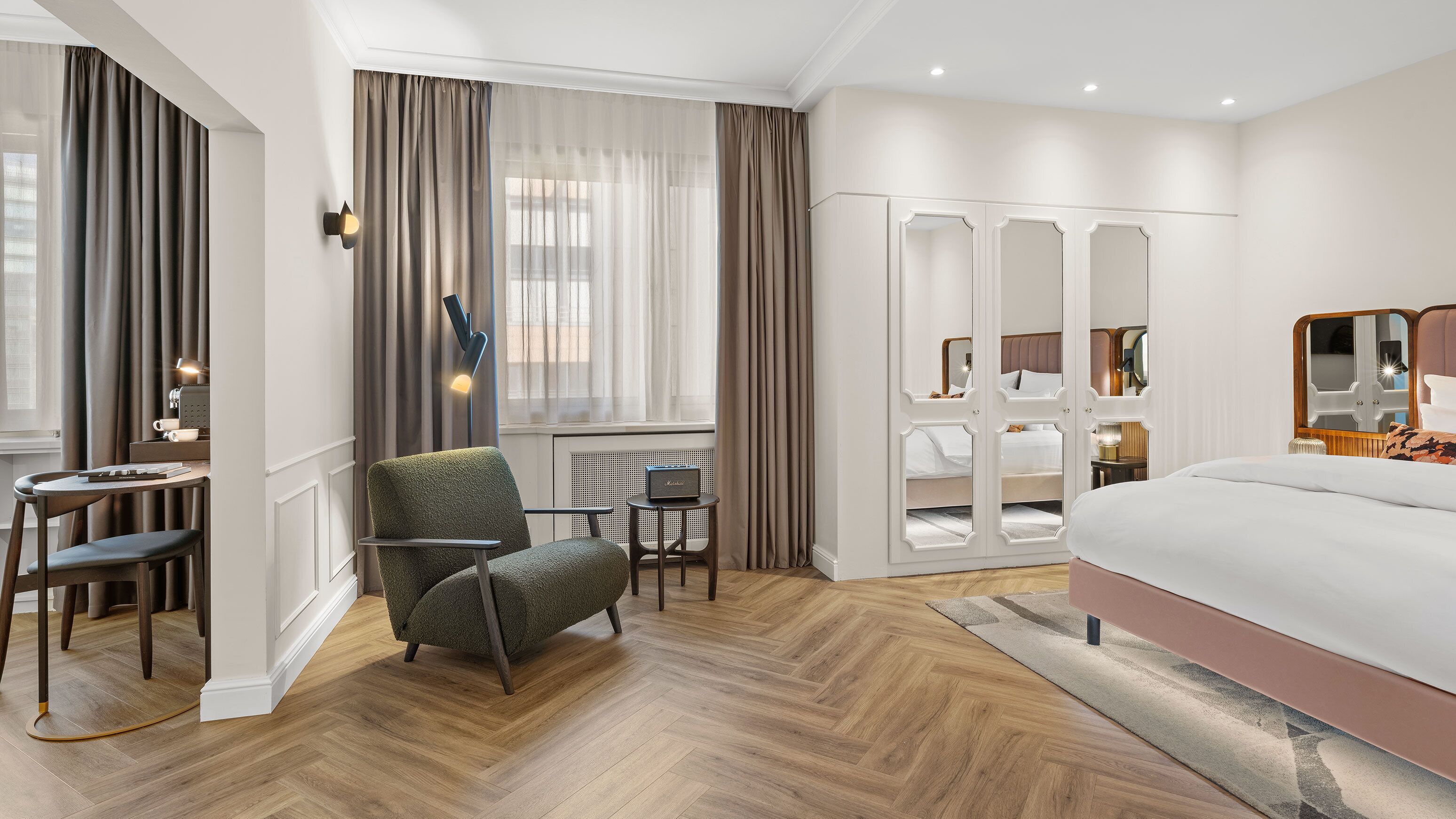 Perhesviitti | Allergiatestatut vuodevaatteet, tallelokero huoneessa, työpöytä