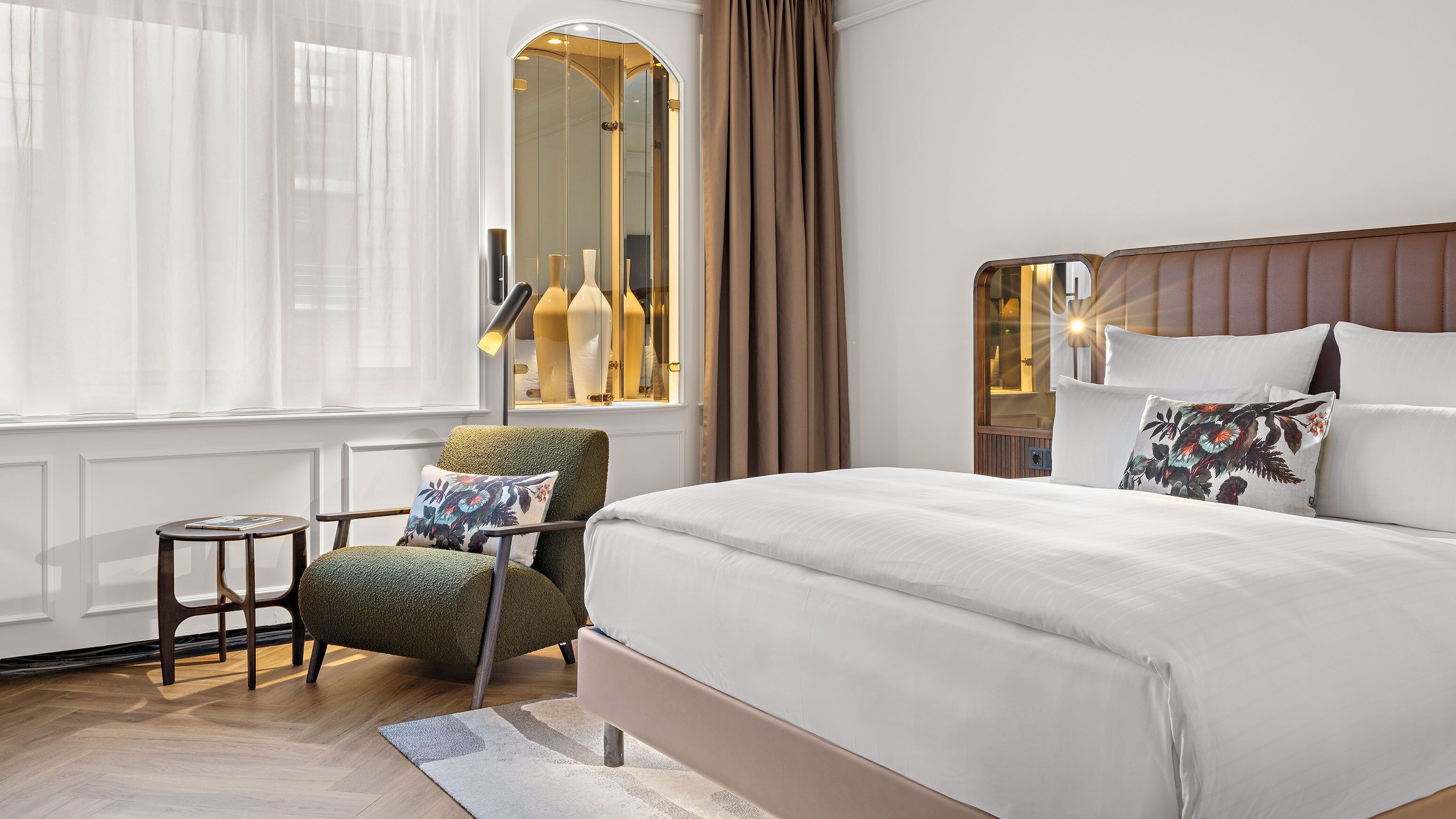 Allergiatestatut vuodevaatteet, tallelokero huoneessa, työpöytä