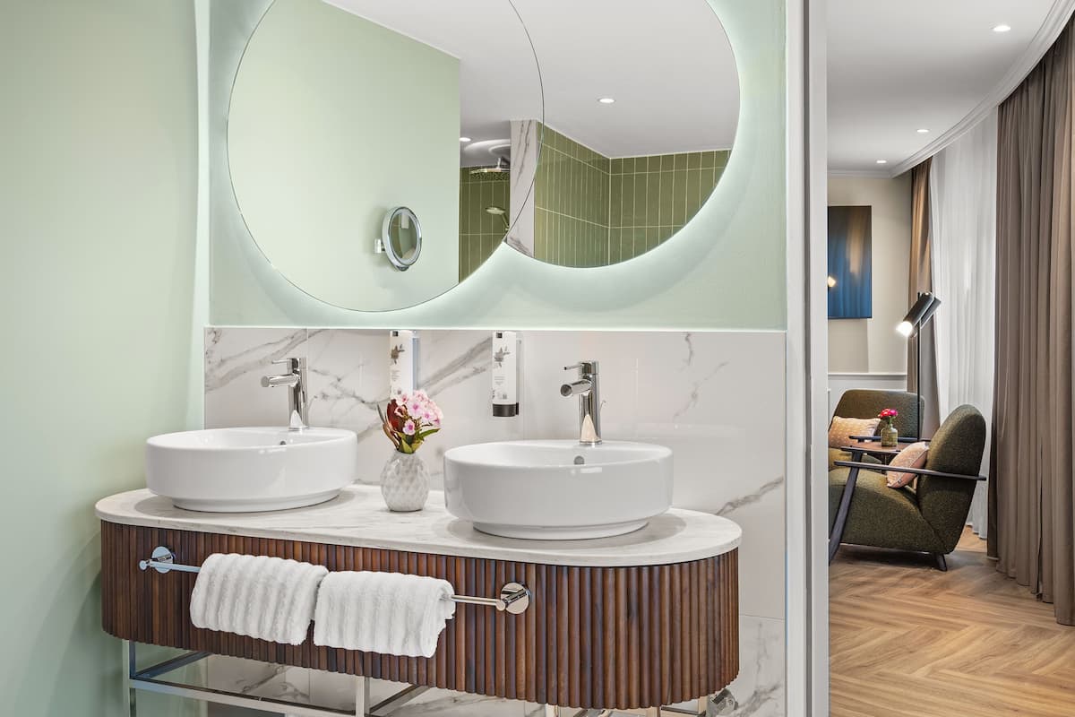 Suite (KuDamm) | Ropa de cama hipoalergénica y caja de seguridad en la habitación