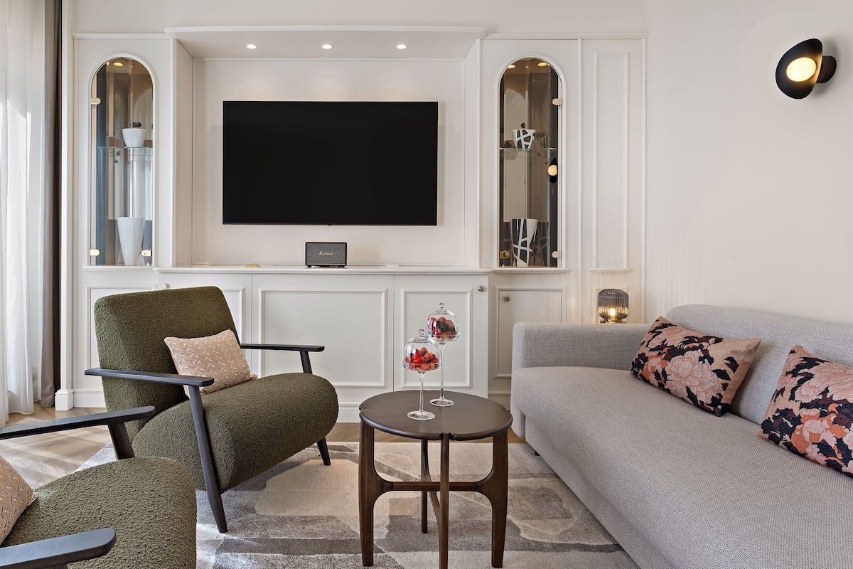 Suite, 1 King Bed, Balcony | Hypo-allergenic bedding, in-room safe, desk, laptop workspace